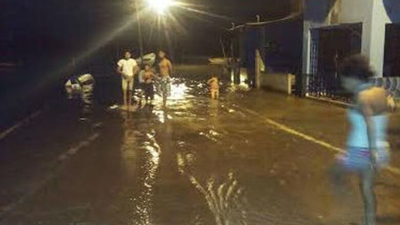 Varias comunidades afectadas por marea alta en la costa del Pacífico