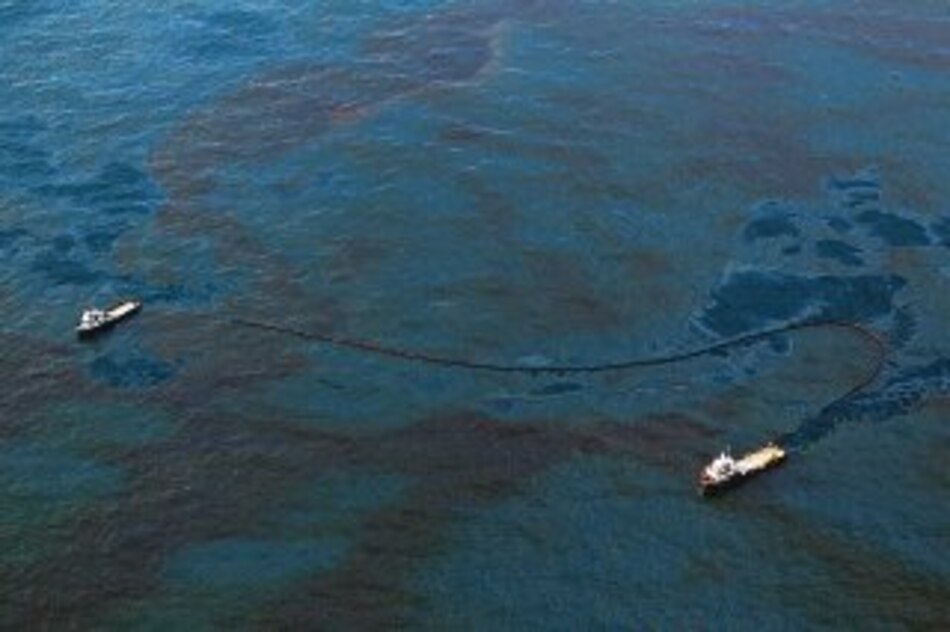Una gran mancha oscura en el mar