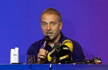 Hansi Flick admite que tiene ‘muchas posiciones dobladas’, algo que ‘no es fácil de gestionar’