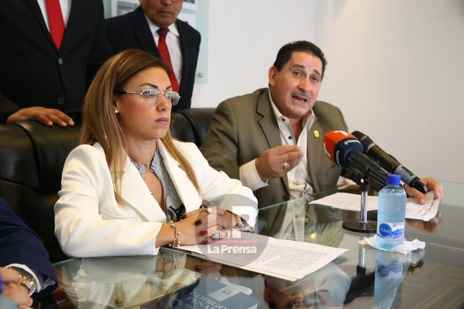 Residentes del PH Urbana presentan al Ministerio Público peritaje sobre explosión