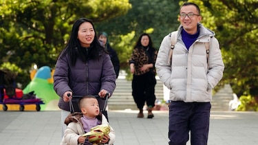 Solitarios y desilusionados, los jóvenes chinos buscan calidez y conexión con "padres virtuales"