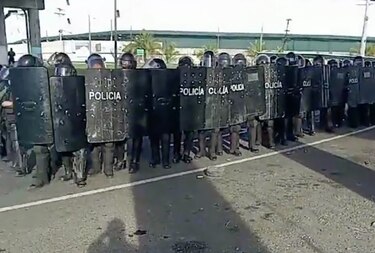 Disturbios en 4 Altos de Colón: lanzan gases lacrimógenos para despejar el área