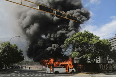Al menos 275 civiles son procesados en tribunales militares en Venezuela