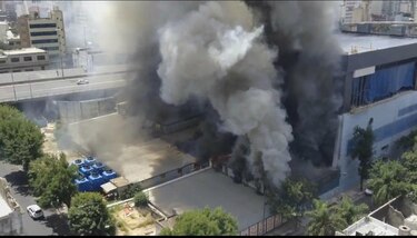 Video: Se incendian dos canales de televisión en Argentina del grupo Clarín