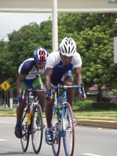 Torres y Cozzi toman la punta