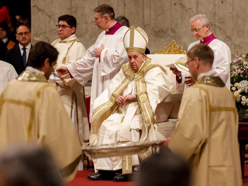 El Papa Francisco pide no perder esperanza en tiempos de guerra en la Vigilia Pascual