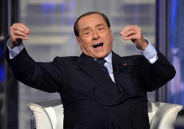 Berlusconi dice que la televisión pública RAI hace publicidad a la mafia