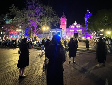 Entre el recogimiento y la fe, cientos de feligreses participaron en la procesión del Viernes de Dolores