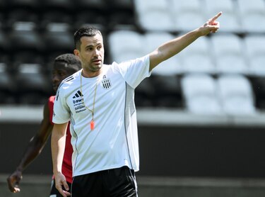 DT del LASK Linz de Andrés Andrade renuncia tras situación disciplinaria en el camerino