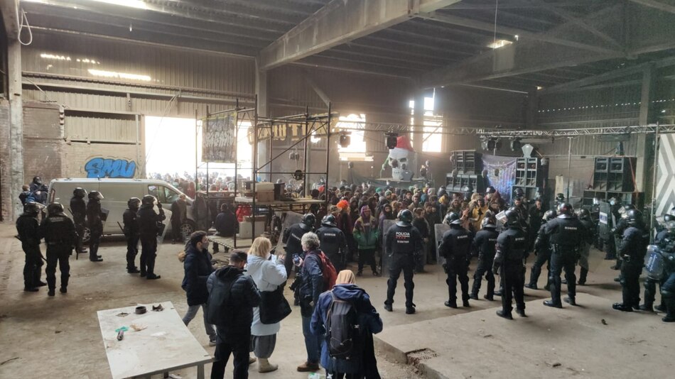 Policía española desaloja fiesta clandestina de Año Nuevo cerca de Barcelona