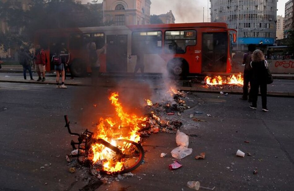 Alza de tarifa del metro desata choques en Chile