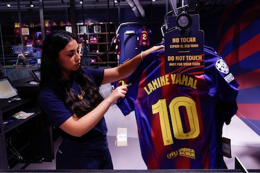 Lamine Yamal, retratado como un superhéroe en Barcelona antes de su 18° cumpleaños