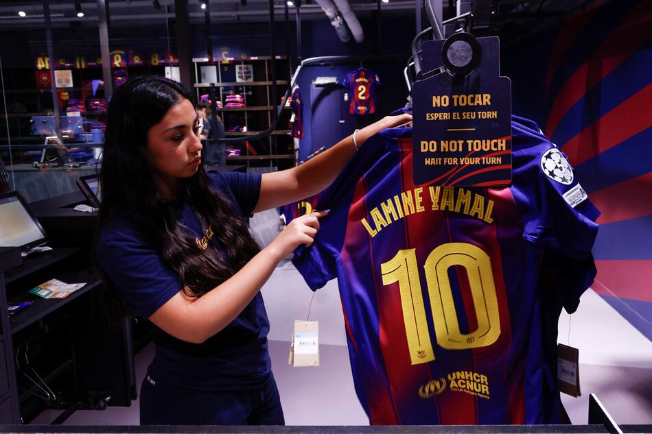 Lamine Yamal, retratado como un superhéroe en Barcelona antes de su 18° cumpleaños