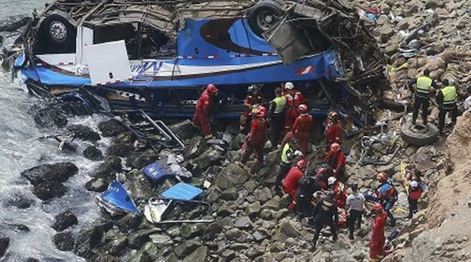 Reanudan búsqueda de cuerpos de accidente de bus que dejó 48 muertos en Perú
