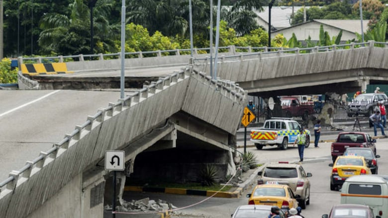 Aumenta a 272 cifra de muertos por terremoto en Ecuador