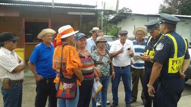 Jubilados y pensionados protestan en Divisa, exigen pagos del décimo tercer mes