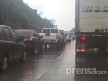 Aguacero complica tráfico vehicular en ciudad de Panamá