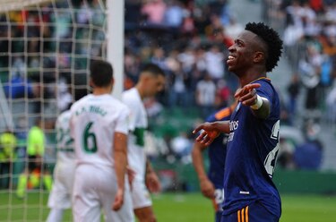 Un doblete de Vinicius impulsa al Real Madrid ante el Elche