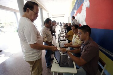 Venezolanos participan en simulacro electoral