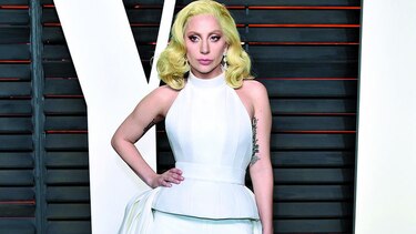 Lady Gaga canta en un club