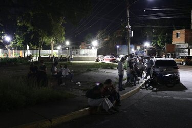 Familias percnotan a las afueras de una cárcel en Venezuela a la espera de excarcelaciones