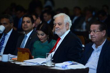 Empresarios analizan retos en el sector eléctrico