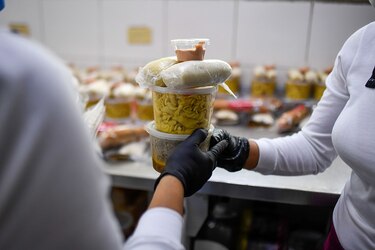 ‘Caídos del cielo’: voluntarios llevan almuerzos a ancianos en una Caracas en cuarentena