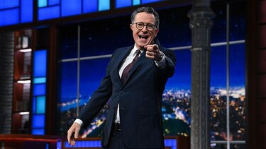 El presentador Stephen Colbert dice que CBS canceló la emisión de una entrevista con un candidato demócrata 