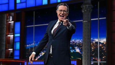 El presentador Stephen Colbert dice que CBS canceló la emisión de una entrevista con un candidato demócrata 