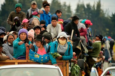 Miles de indígenas llegan a capital de Ecuador a protestar y destruyen tanqueta