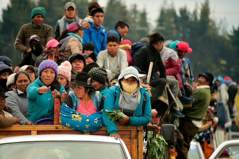 Miles de indígenas llegan a capital de Ecuador a protestar y destruyen tanqueta