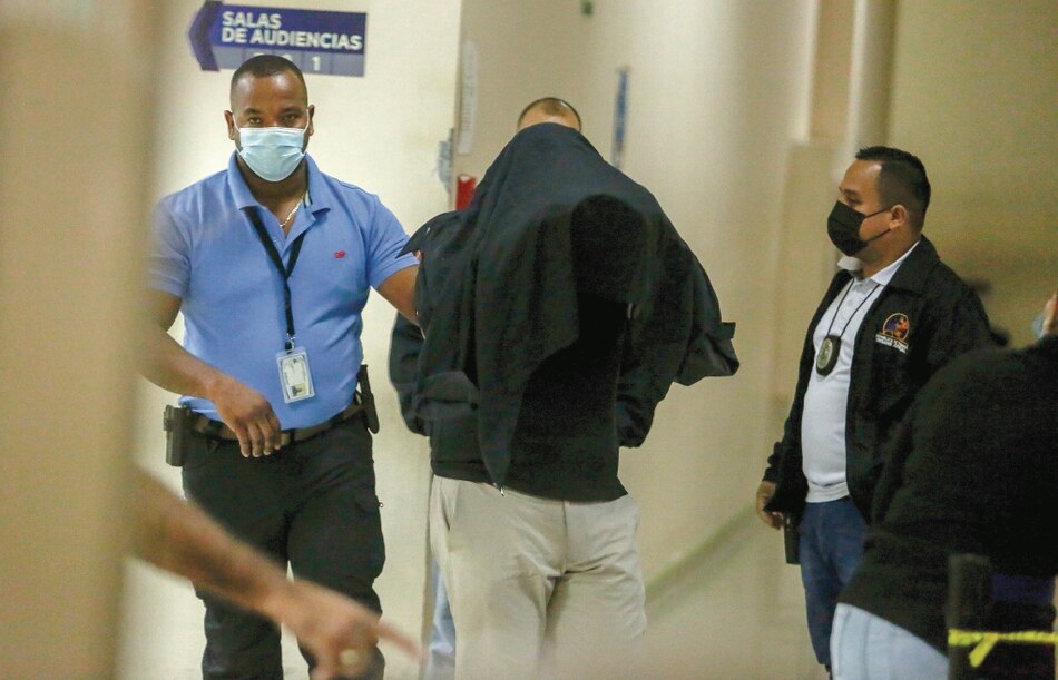 Suspenden audiencia intermedia en caso de vacunación clandestina; abogado del único detenido presenta certificado médico