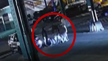 ¿Cazatesoros? La policía de Nueva York investiga videos de hombres saliendo de las alcantarillas de la ciudad