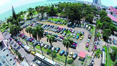 Indigencia y basura en la avenida Balboa
