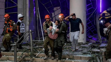 El líder supremo de Irán amenaza a Estados Unidos con un daño irreparable si entra en el conflicto del lado de Israel