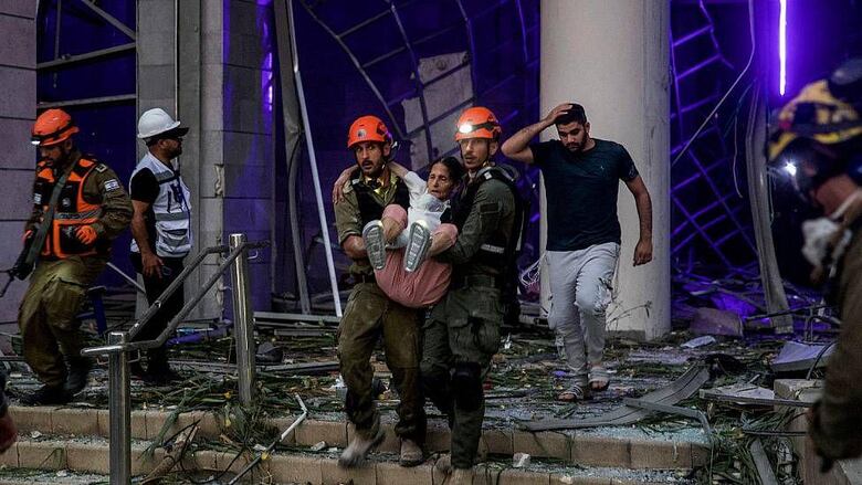 El líder supremo de Irán amenaza a Estados Unidos con un daño irreparable si entra en el conflicto del lado de Israel