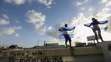 Un policía llora la muerte de su hijo, en medio de la crisis de Nicaragua