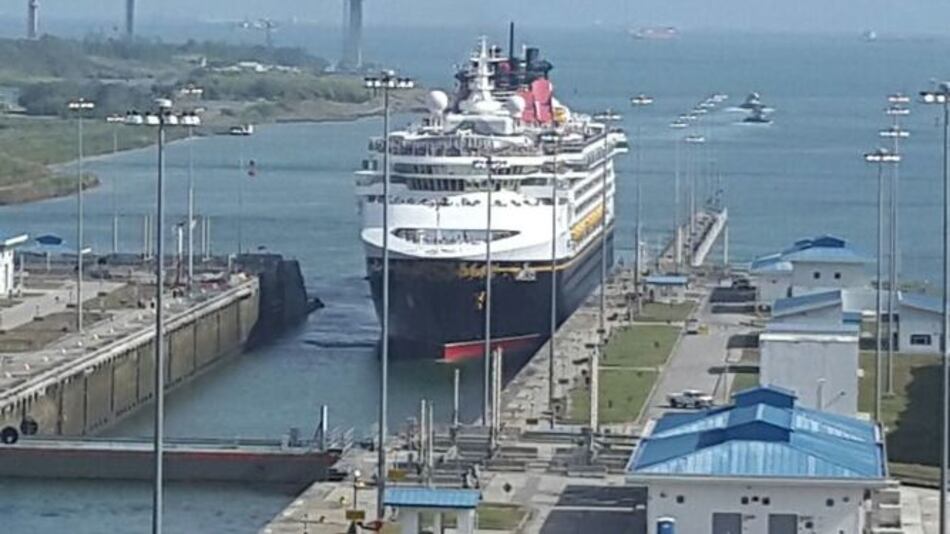 Operaciones normales en las nuevas esclusas, luego del conflicto con un grupo de capitanes