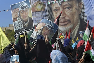 Decenas de miles de palestinos conmemoran en Gaza la muerte de Arafat