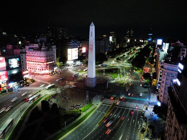 Buenos Aires se ilumina de amarillo y blanco en homenaje a Francisco