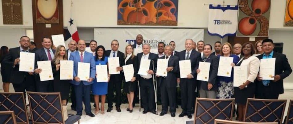 Entregan credenciales a diputados del Parlacen; Marta de Martinelli retira la de sus dos hijos