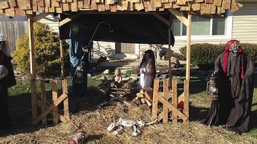 Quejas por un 'pesebre zombi' que 'sigue vivo'; el dueño no lo ha retirado