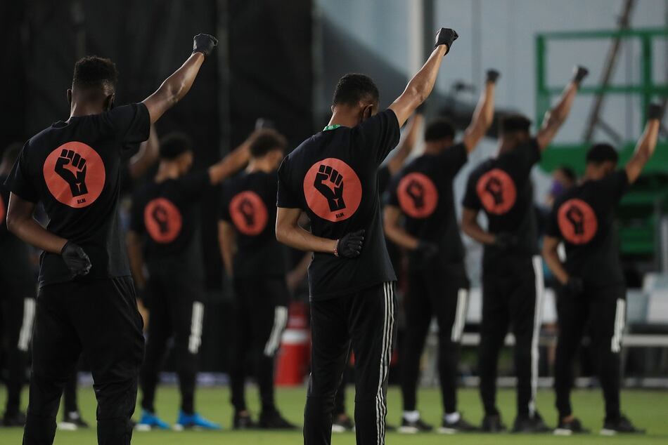 Futbolistas de MLS protestan contra el racismo en reinicio de la competición