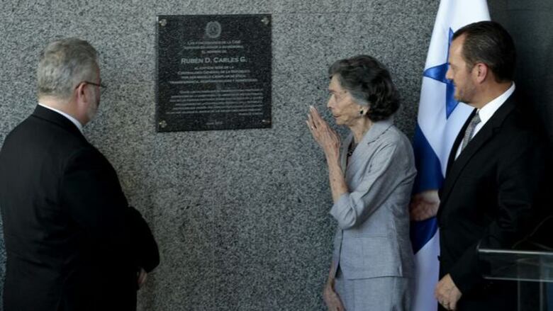 Colocan placa en sede de Contraloría en honor a Rubén Darío Carles