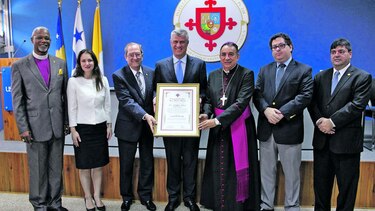 Presidente de Kosovo recibe pergamino por la USMA