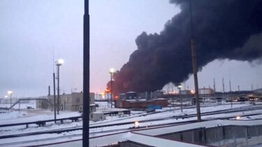 Escasez y altos precios: cómo Ucrania ha convertido los ataques contra plantas petroleras rusas en una de sus principales tácticas de guerra