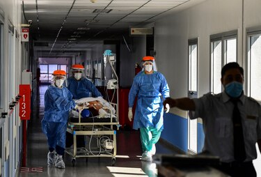 Se amplía toque de queda y cierran escuelas en Buenos Aires para frenar ola de Covid-19