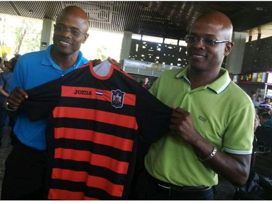 Julio Dely Valdés es presentado como nuevo técnico del CD Águila