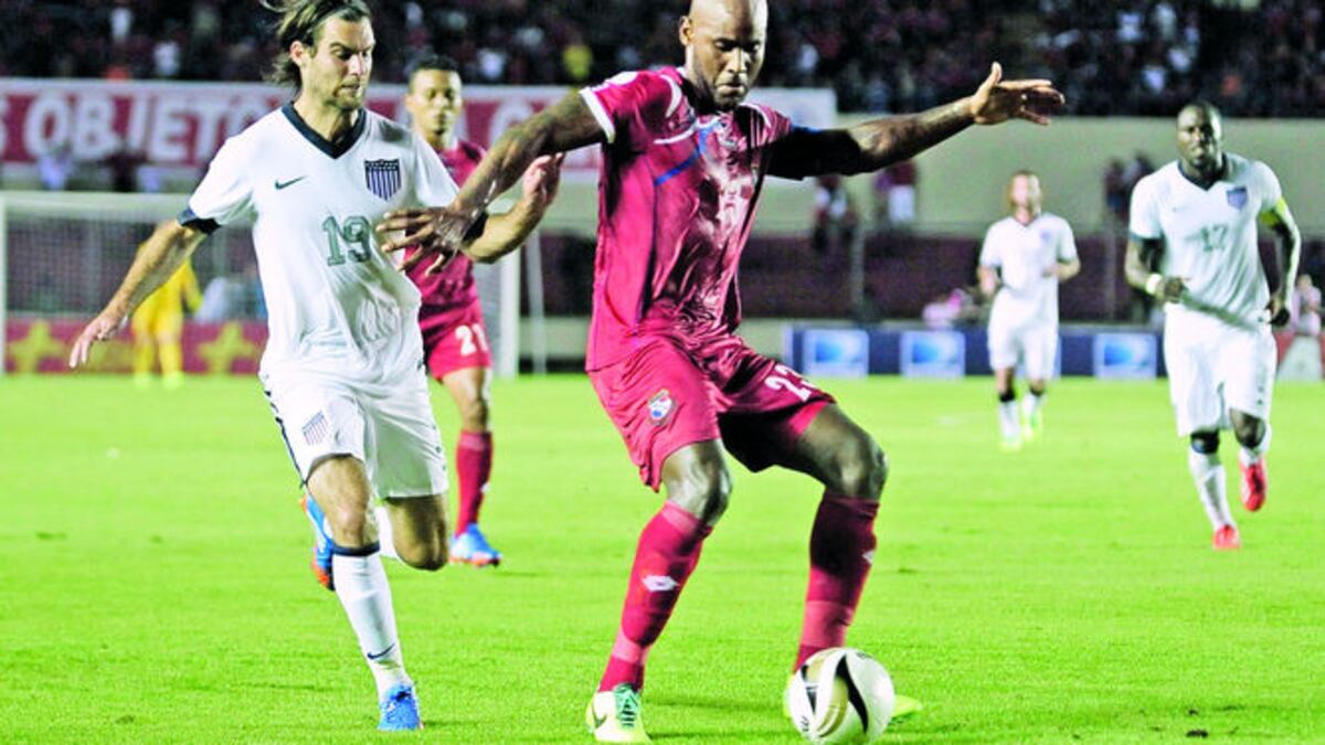 Recuerdo del partido de octubre de 2013, la última vez que se enfrentó a Estados Unidos en eliminatorias en el Rommel Fernández. Felipe Baloy, de Panamá, esconde el balón de Graham