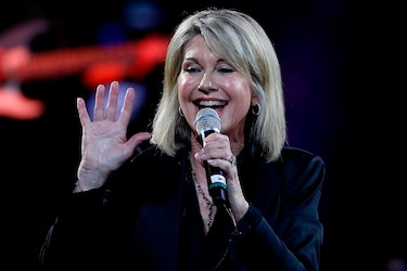 Olivia Newton John es condecorada por la reina Isabel II
